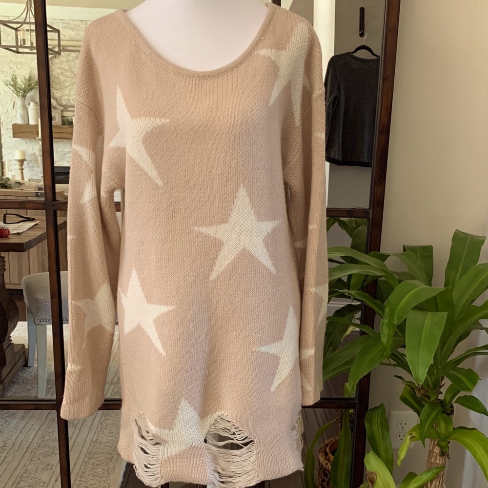 Long distressed bottom sweater with star print.